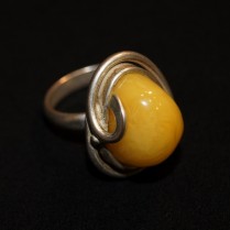 Кольцо с янтарем